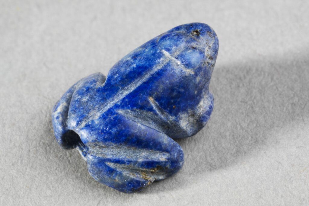 Petite perle en forme de grenouille en lapis lazuli