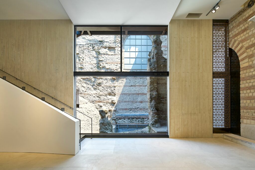 Nouveau bâtiment d’accueil du musée de Cluny, rez-de-chaussée et escalier
