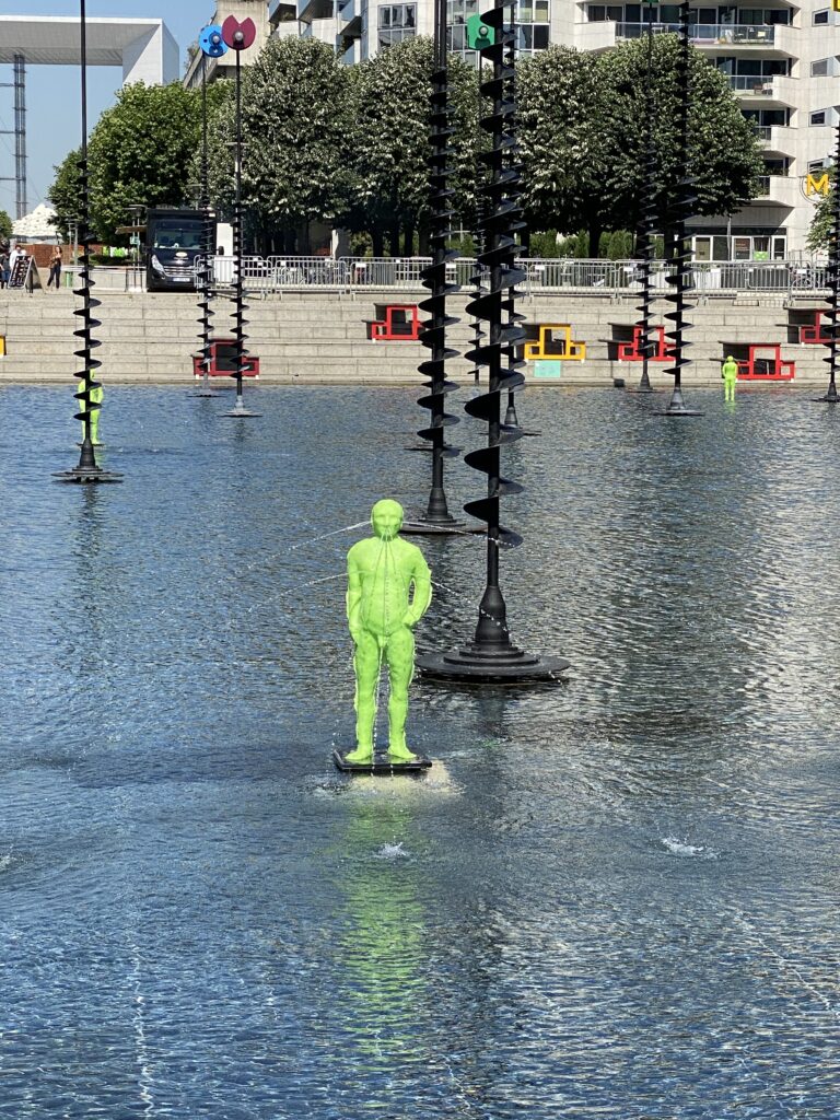 Fabrice Hyber, Homme de Bessines dans le bassin de Takis, La Défense, Paris, 2022 