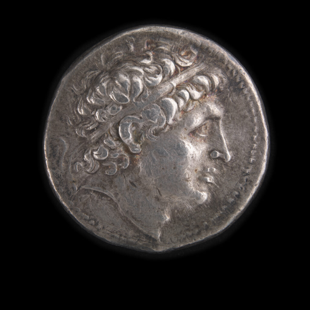 Tétradrachme d’Antiochus I. Profil d’Antiochus I (avers) et Héraclès assis sur un socle (revers) Syrie, vers 261-246 av. J.-C.