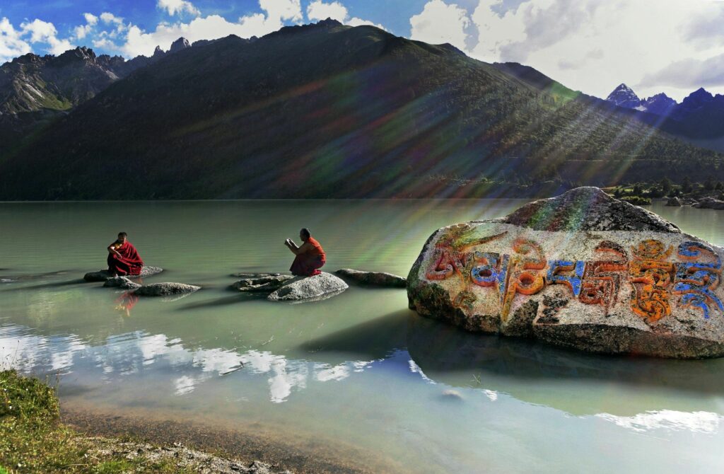 Matthieu Ricard, Deux moines tibétains sur les rives du lac Yilung Lhatso, Juillet 2005