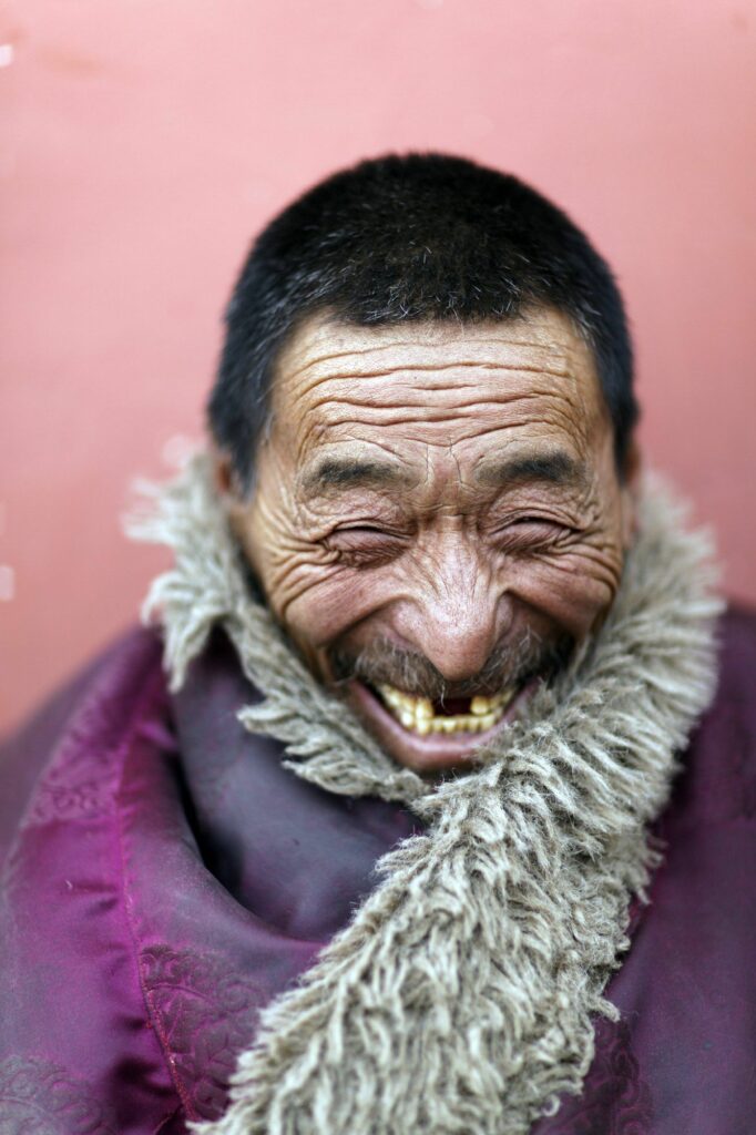 Matthieu Ricard, Tibetain dans un lieu d'accueil de personnes âgées soutenu par Karuna-Shechen, Février 2016