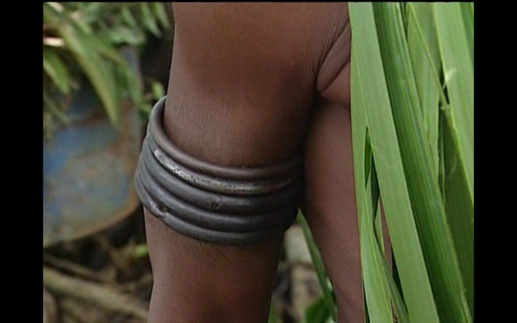 Bwi, objet magico religieux. Extrait du film de Geneviève Wiels, Guérisseurs noirs d'Amazonie, 1998