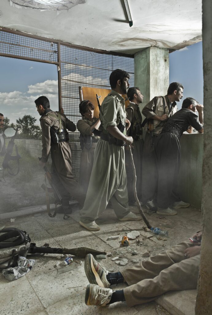 Emeric Lhuisset, Théâtre de guerre. Photographie avec un groupe de guérilla kurde, Irack, 2012