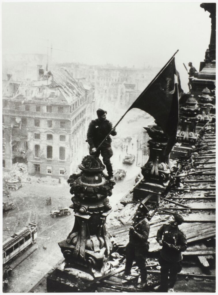 Evgueni Khaldei, Le Drapeau rouge sur le Reichstag, Berlin, 2 mai 1945