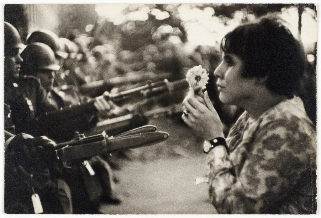 Marc Riboud, Jeune fille à la fleur, manifestation contre la guerre au Vietnam, Washington, 21 octobre 1967, marche pour la Paix