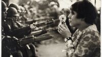 exposition Photographies en guerre, Musée de l'Armée, Marc Riboud, Jeune fille à la fleur, manifestation contre la guerre au Vietnam, Washington, 21 octobre 1967, marche pour la Paix