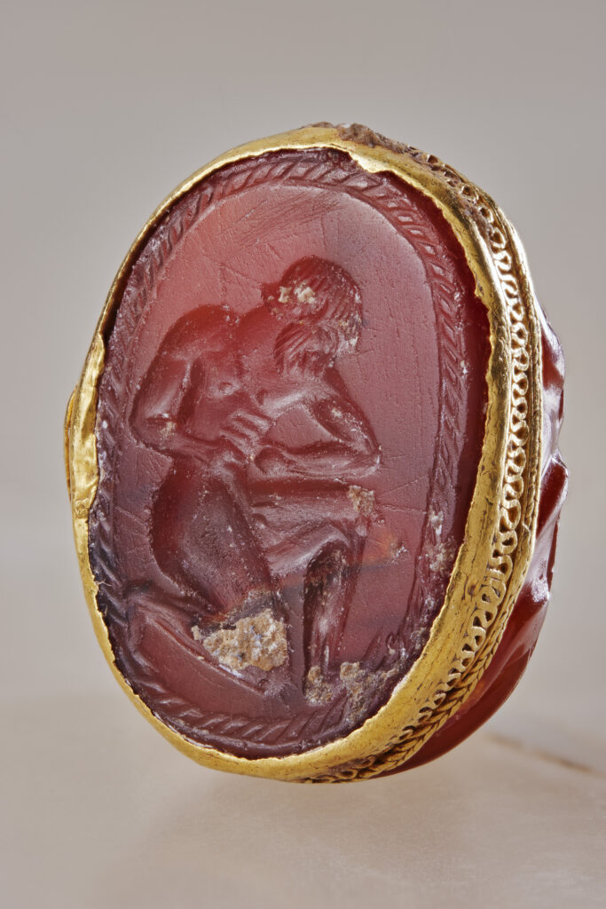 Etrurie, Ve siècle av. J.-C., Homme agenouillé, Intaille sur un scarabée en cornaline, monture en or