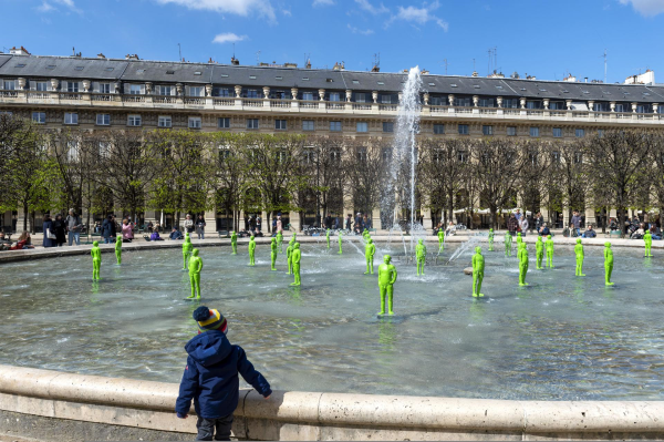 Vue de l'exposition gratuite Fabrice Hyber et ses Hommes de Bessines à la Fontaine du Palais-Royal de Paris 