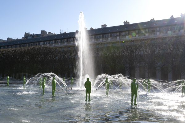 Vue de l'exposition gratuite Fabrice Hyber et ses Hommes de Bessines à la Fontaine du Palais-Royal de Paris