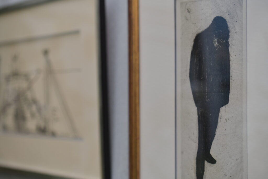 Vue de l'exposition Henri Landier, 70 ans de création, Une vie de peintre à l'Atelier d'Art Lepic de Paris