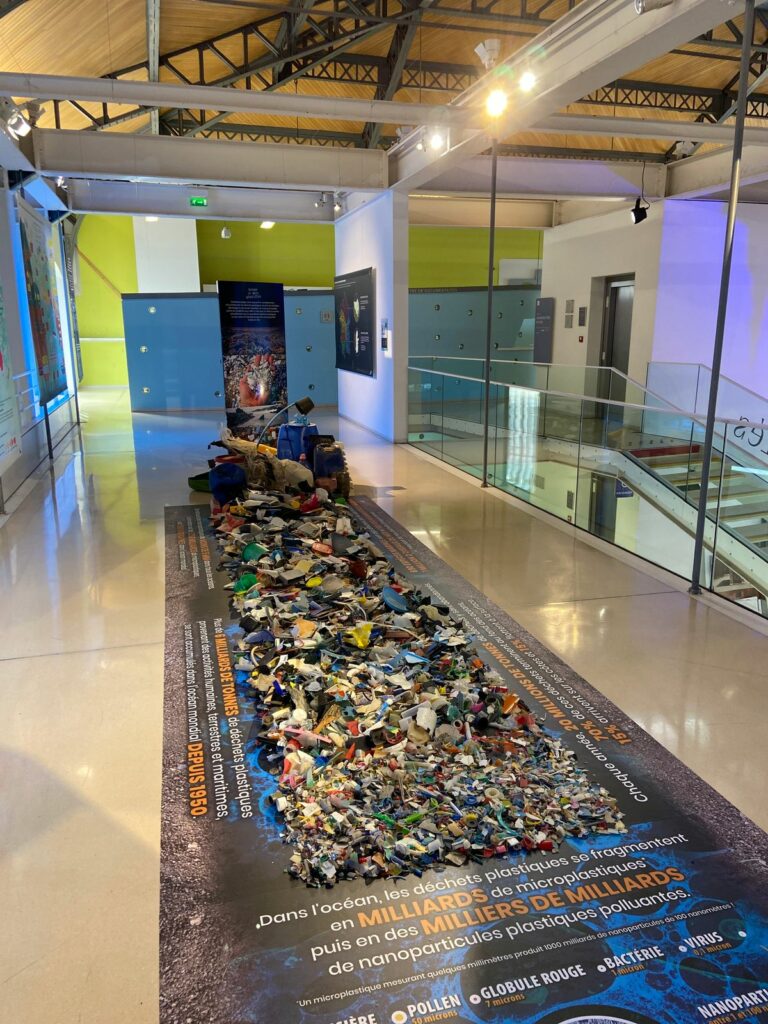 Vue de l'exposition Océans et mers plastifiés, Pavillon de l'eau