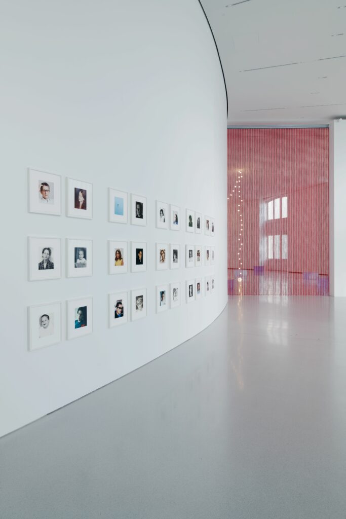 De gauche à droite : Roni Horn a.k.a. (détail) Felix Gonzalez-Torres “Untitled” (Blood), Felix Gonzalez-Torres “Untitled” (For Stockholm), Roni Horn Well and Truly