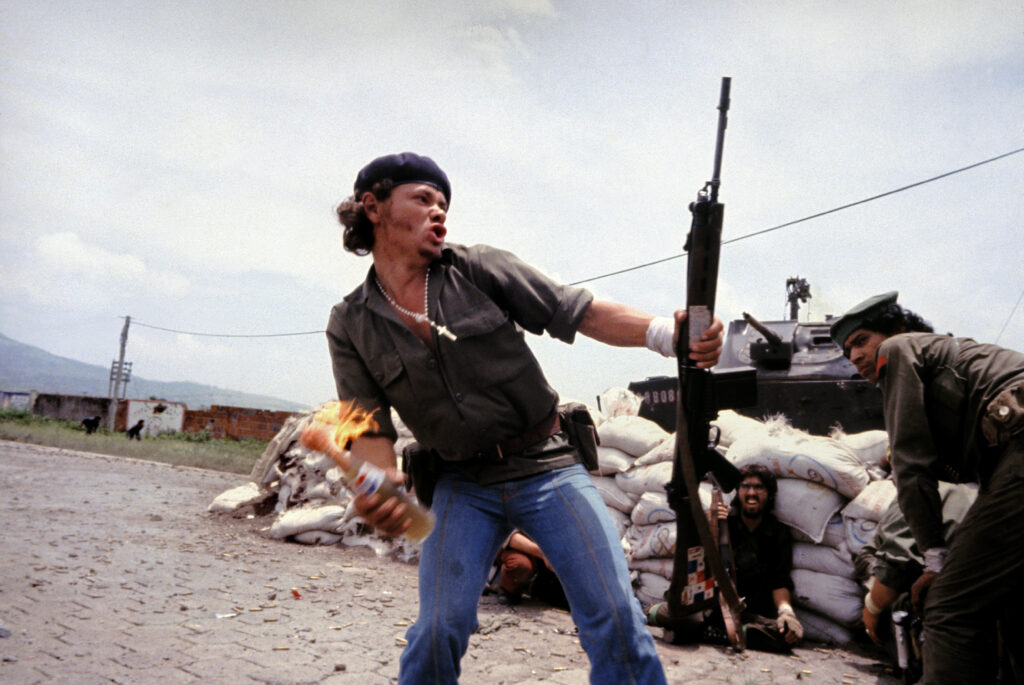 Susan Meiselas, Sandinistas at the walls of the Esteli National Guard headquarters, 1979
