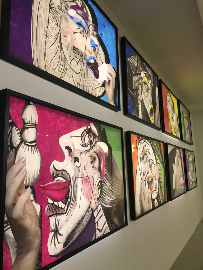 Vue de l'exposition gratuite d'ORLAN, Les femmes qui pleurent sont en colère, au Musée Picasso Paris 2022