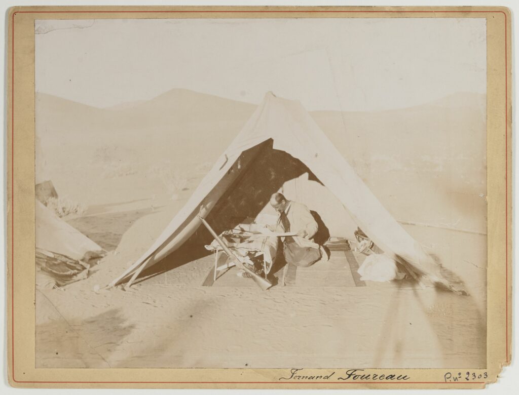Fernand Foureau sous la tente, 1895