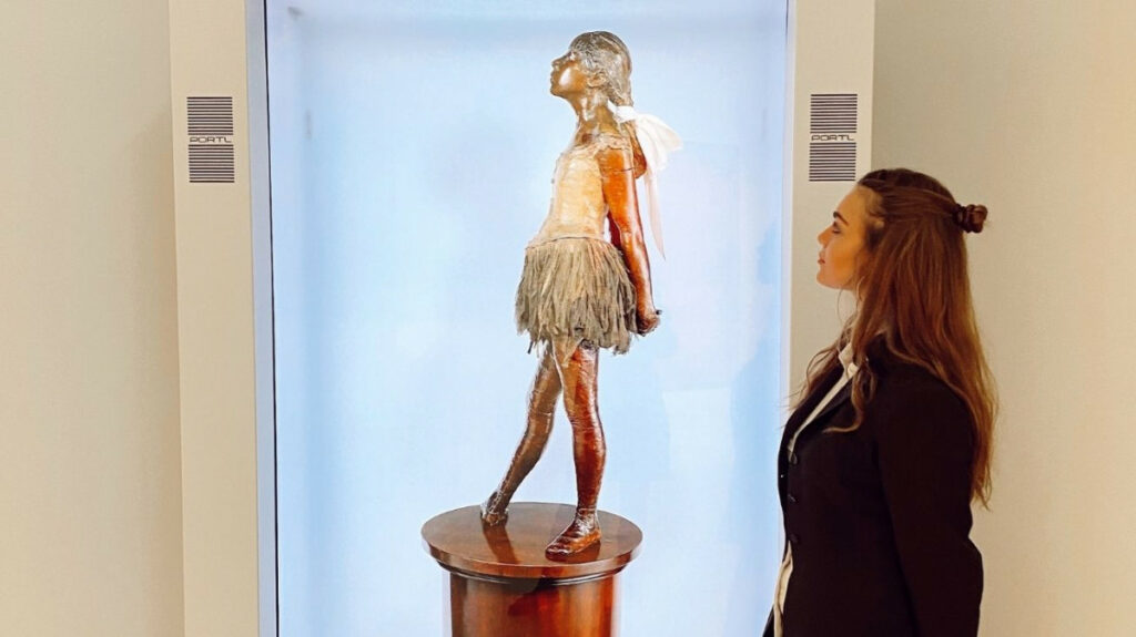 L'hologramme de La Petite Danseuse de Degas avec les vitrines holographiques de Proto (San Francisco)