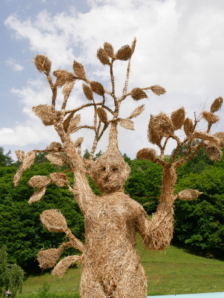 Concours Sculptures paille et foin 2021, Sophie Bertrand et Laeticia de Bazelaire, La Métamorphose de Daphné