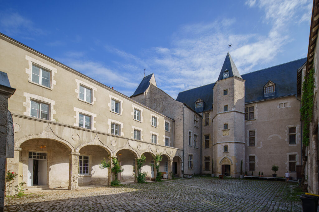 Cour du Château de Beaugency