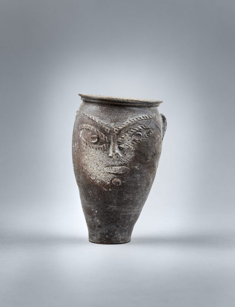 Gobelet ou petit vase à décor anthropomorphe