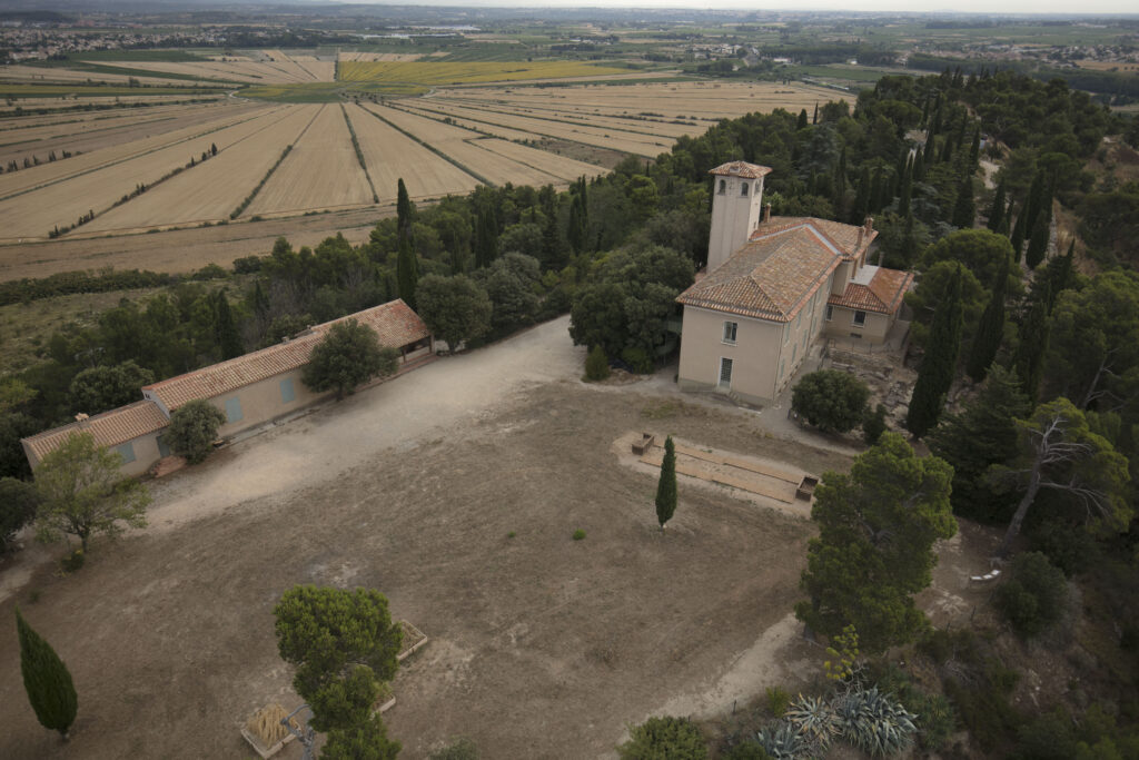 Vue aérienne du site archéologique d'Ensérune : le musée, la maison des fouilles et l'étang asséché de Montady