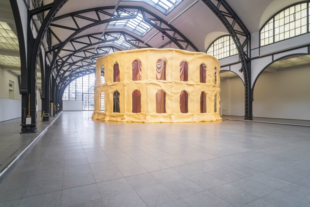 Pauline Curnier Jardin, Arena-Installation, vue de l’exposition Fat to Ashes, Hamburger Bahnhof, 2021