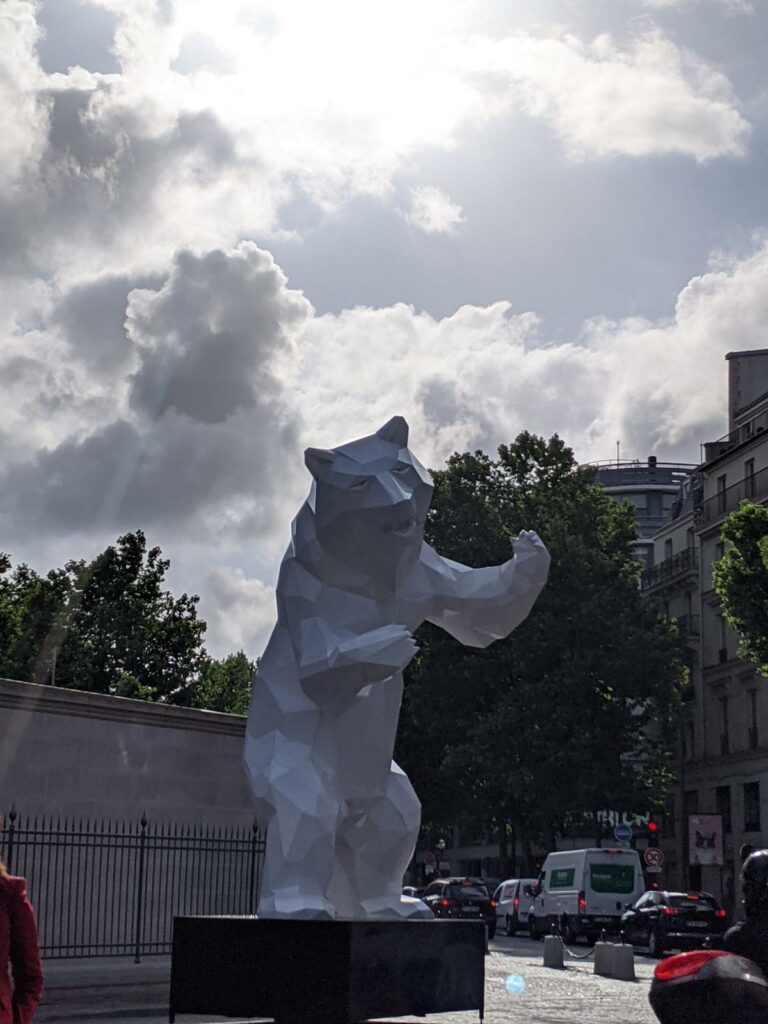 Vue de l'exposition en plein air gratuite du bestiaire de Richard Orlinski dans 8e arrondissement de Paris