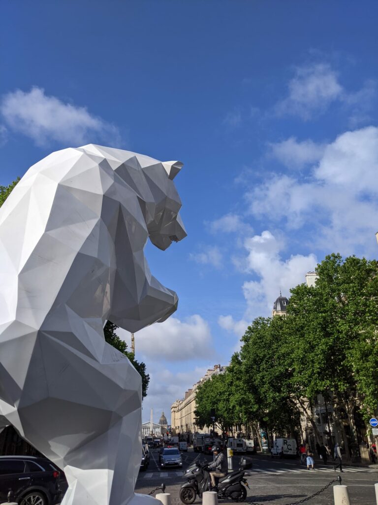 Vue de l'exposition en plein air gratuite du bestiaire de Richard Orlinski dans 8e arrondissement de Paris