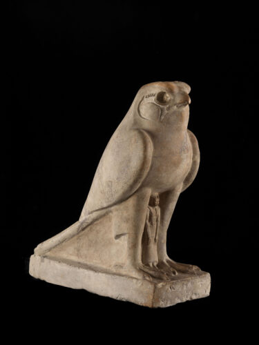 Statue de dieu-faucon protégeant un pharaon, probablement Nectanébo II, Égypte, IVe siècle av. J.-C. 