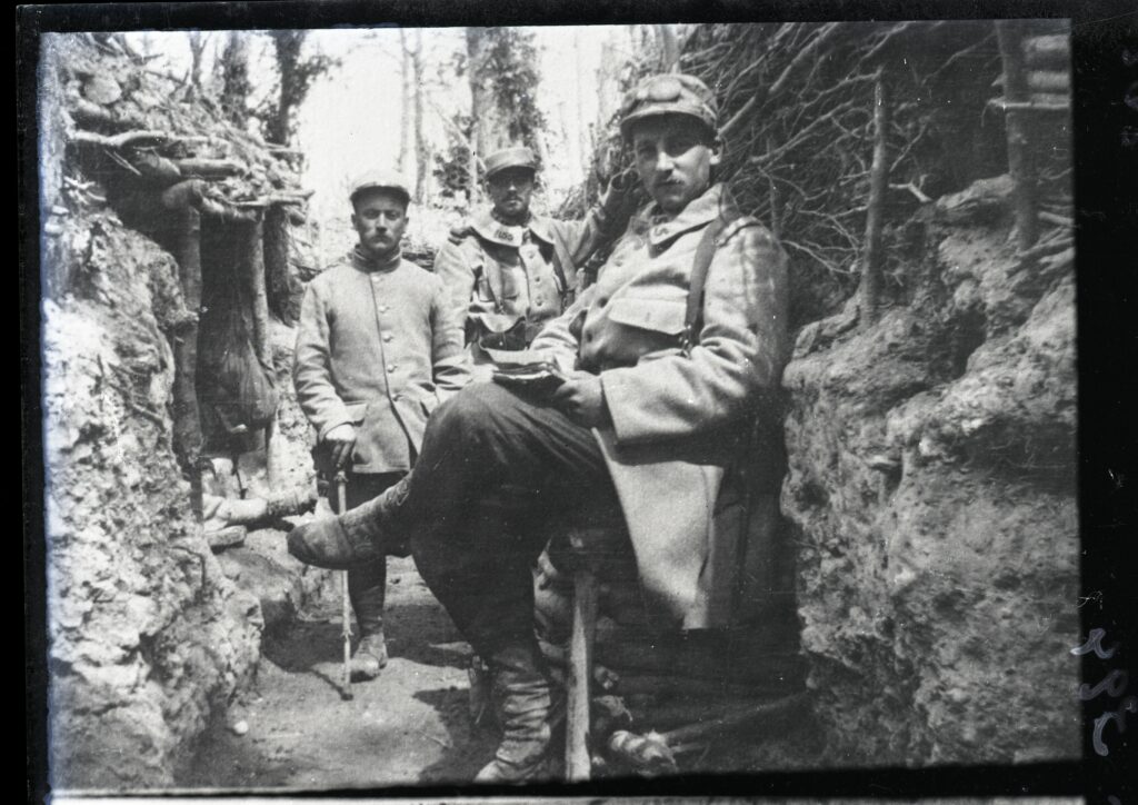 Photographie de soldats français dans une tranchée, 1914-1918