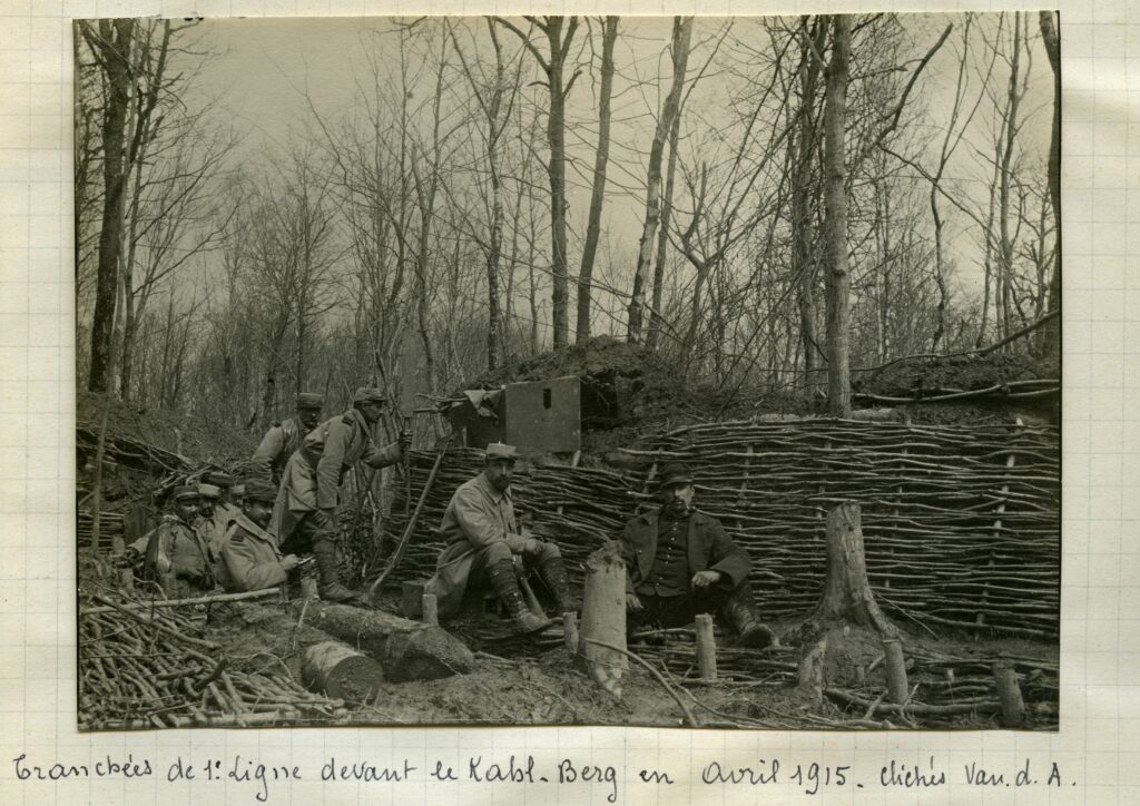 Tranchées de première ligne devant le Kahl-Berg Tirage photographique in Carnet n°5 du Capitaine Schulz, avril 1915