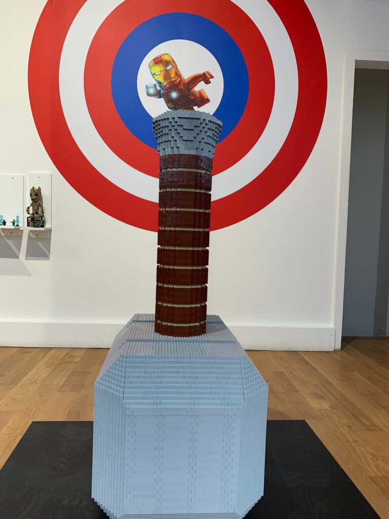 Vue in situ de l'exposition anniversaire LEGO® à la Galerie Joseph