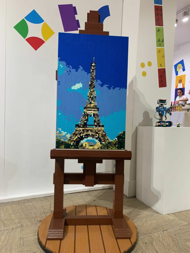 Vue in situ de l'exposition anniversaire LEGO® à la Galerie Joseph
