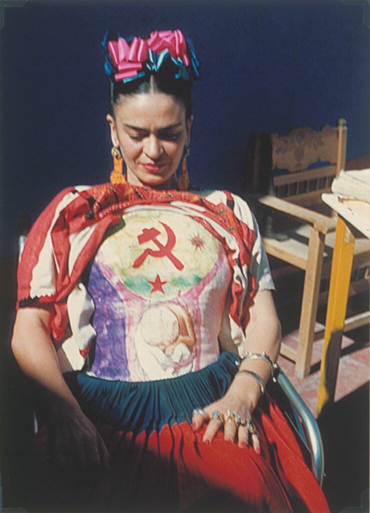  Frida Kahlo révélant son corset peint sous son huipil par Florence Arquin, vers 1951