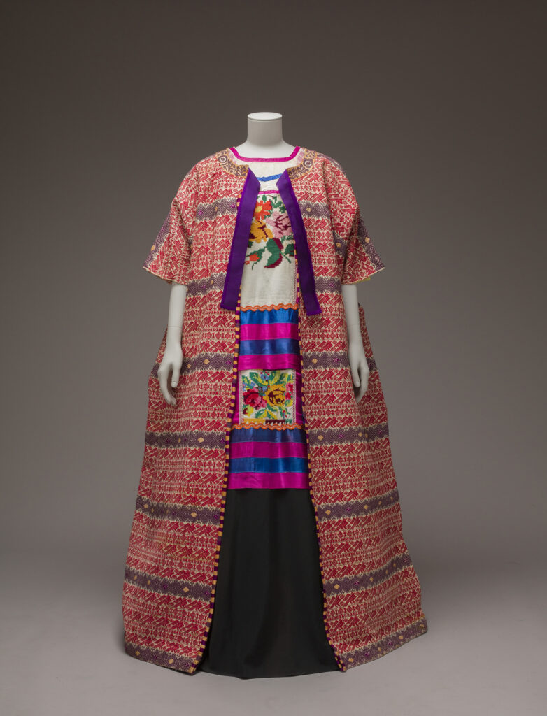  Manteau en coton guatemalais, huipil Mazatec brodé à la main et rubans de satin