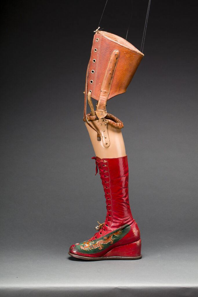  Prothèse de jambe avec botte en cuir et soie brodée de motifs chinois