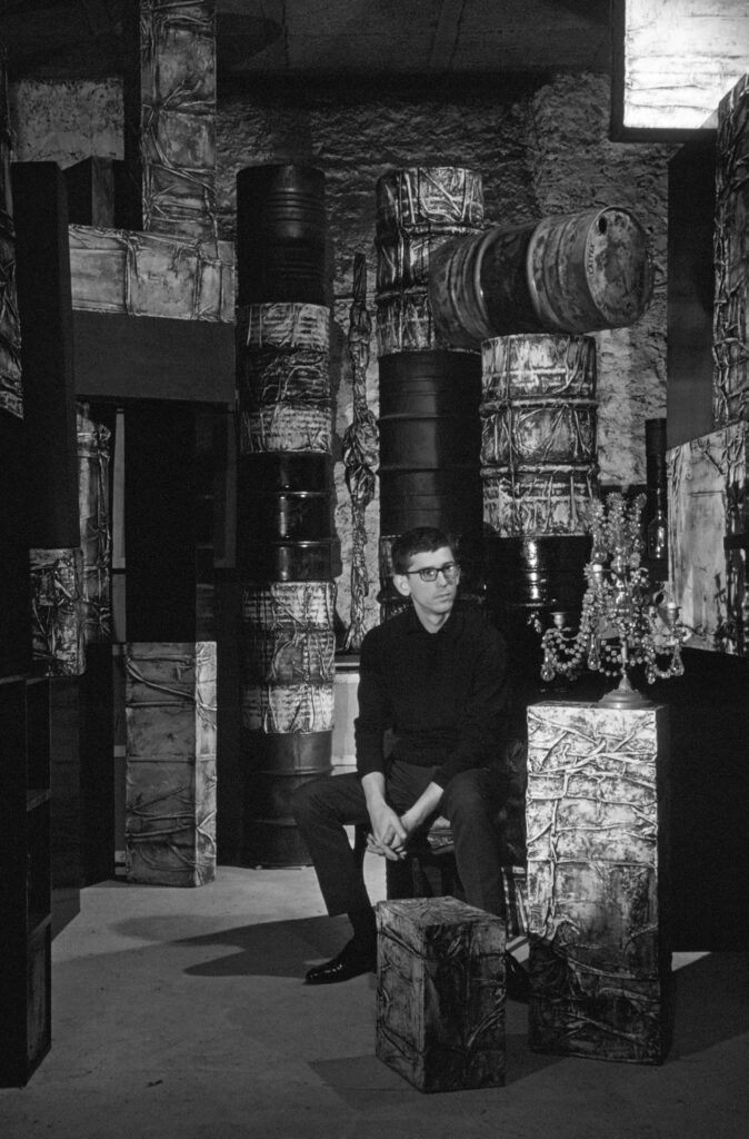 Paris, 1960 : Christo dans sa réserve à la cave 4 avenue Raymond Poincaré