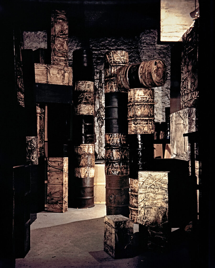 Paris, 1960 : Vue de la réserve de Christo à la cave 4 avenue Raymond Poincaré