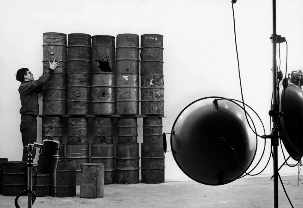 Paris, 1961 : Christo durant le montage de 26 Oil Barrels (1961) dans le studio du photographe Jean-Dominique Lajoux