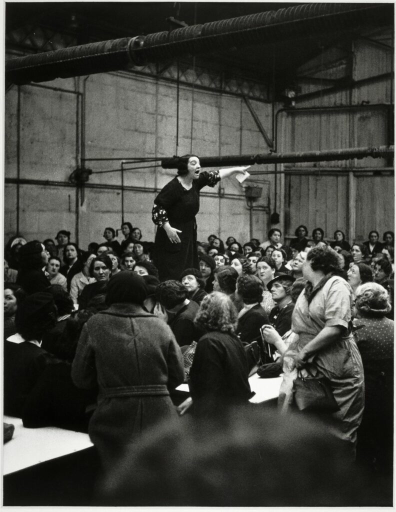 Willy Ronis, Rose Zehner dans l’atelier de sellerie de l’usine Citroën quai de Javel. Grève déclenchées par la remise en question des acquis du Front populaire 25/03/1938