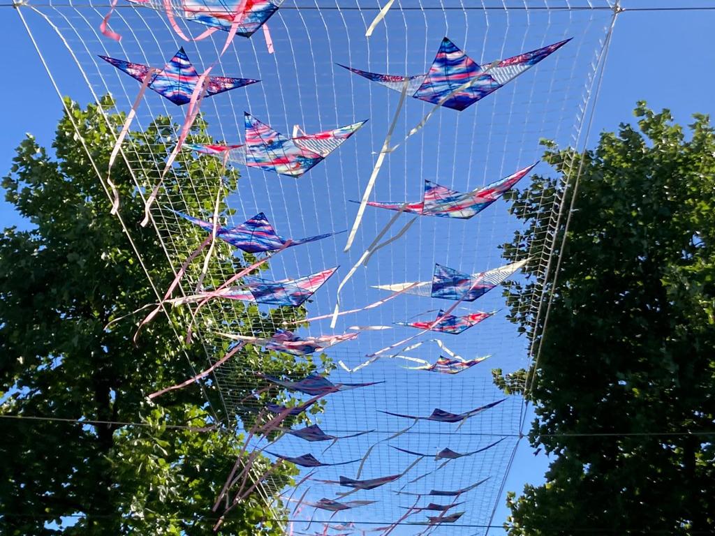 Vue des cerfs-volants à Bercy Village 
