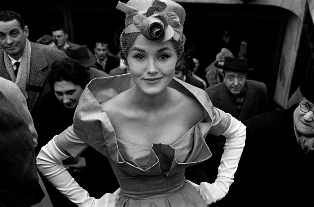 Monique Dutto à la sortie du métro, Paris, pour Jours de France, 1959