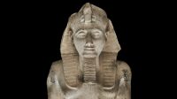 Exposition-Ramsès II-Grande Halle de la Villette-Partie supérieure d'un colosse de Ramsès II en calcaire. Musée de Charm el-cheikh - Copie