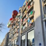 Paris : la boutique Louis Vuitton sur les Champs-Élysées métamorphosée par  l'installation hallucinante de l'artiste Yayoi Kusama