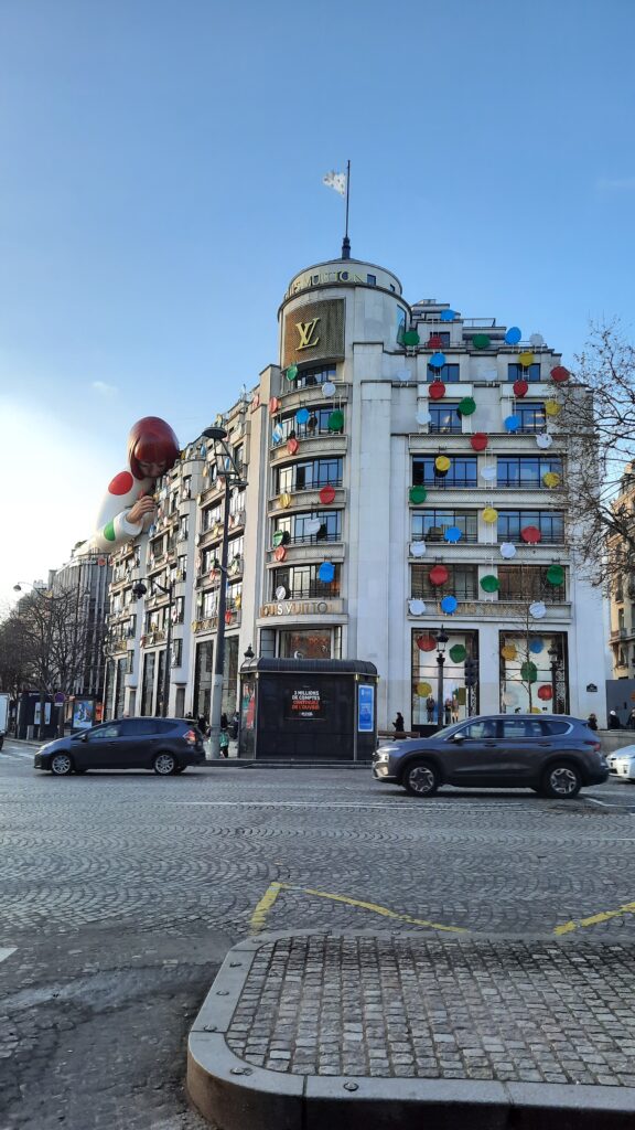 Louis Vuitton x Yayoi Kusama : la façade de la boutique des Champs-Élysées  métamorphosée - Arts in the City