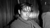 Alain Delon (né en 1935), acteur français sur le tournage du film "Mélodie en sous-sol" d'Henri Verneuil. France, 14 décembre 1962.