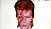musée-david-bowie-londres-2025-album-aladdin-sane-1973-design-duffy-philo-copyright-photo
