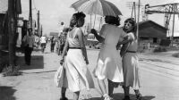 Exposition-Ken Domon-Maison de la culture du Japon-Ken Domon, Femmes se promenant, Sendai, 1950 (2)