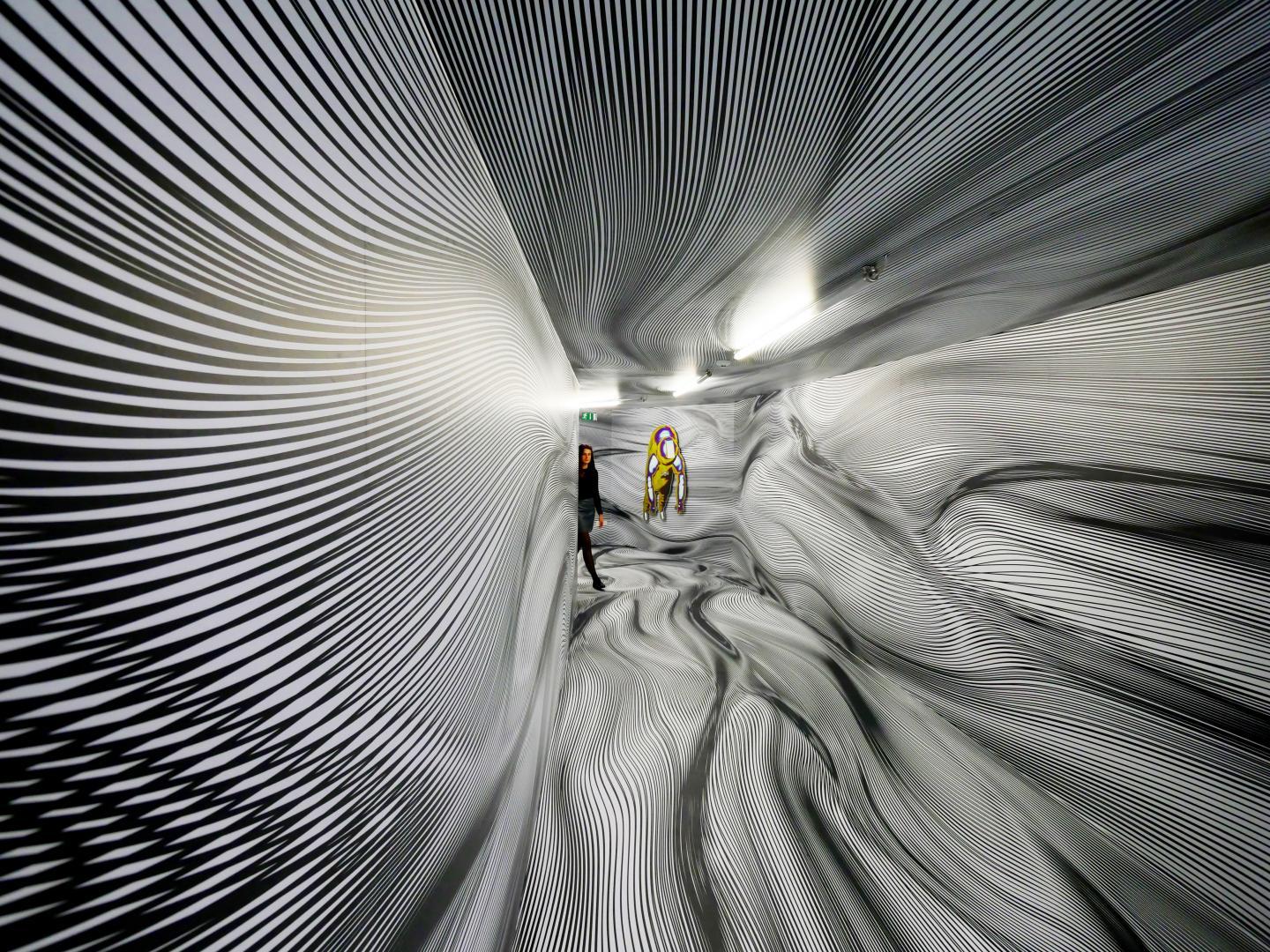Искозить. Художник Питер Коглер. Оптические иллюзии художника Peter Kogler. Искажение пространства. Иллюзия пространства.