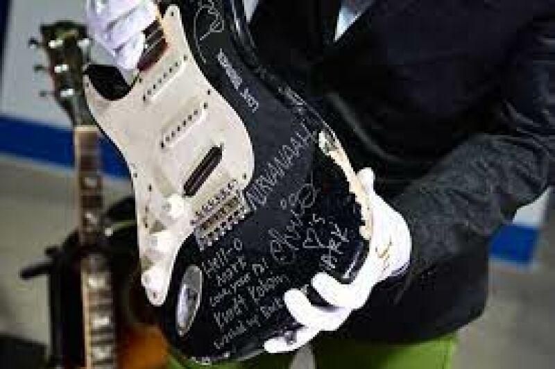 Une guitare brisée par Kurt Cobain sur scène vendue 600 000 dollars aux enchères